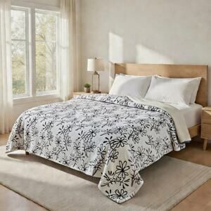 Cozy Queen Size Blanket - Plush & Warm with Vibrant Colors, Flower Blue